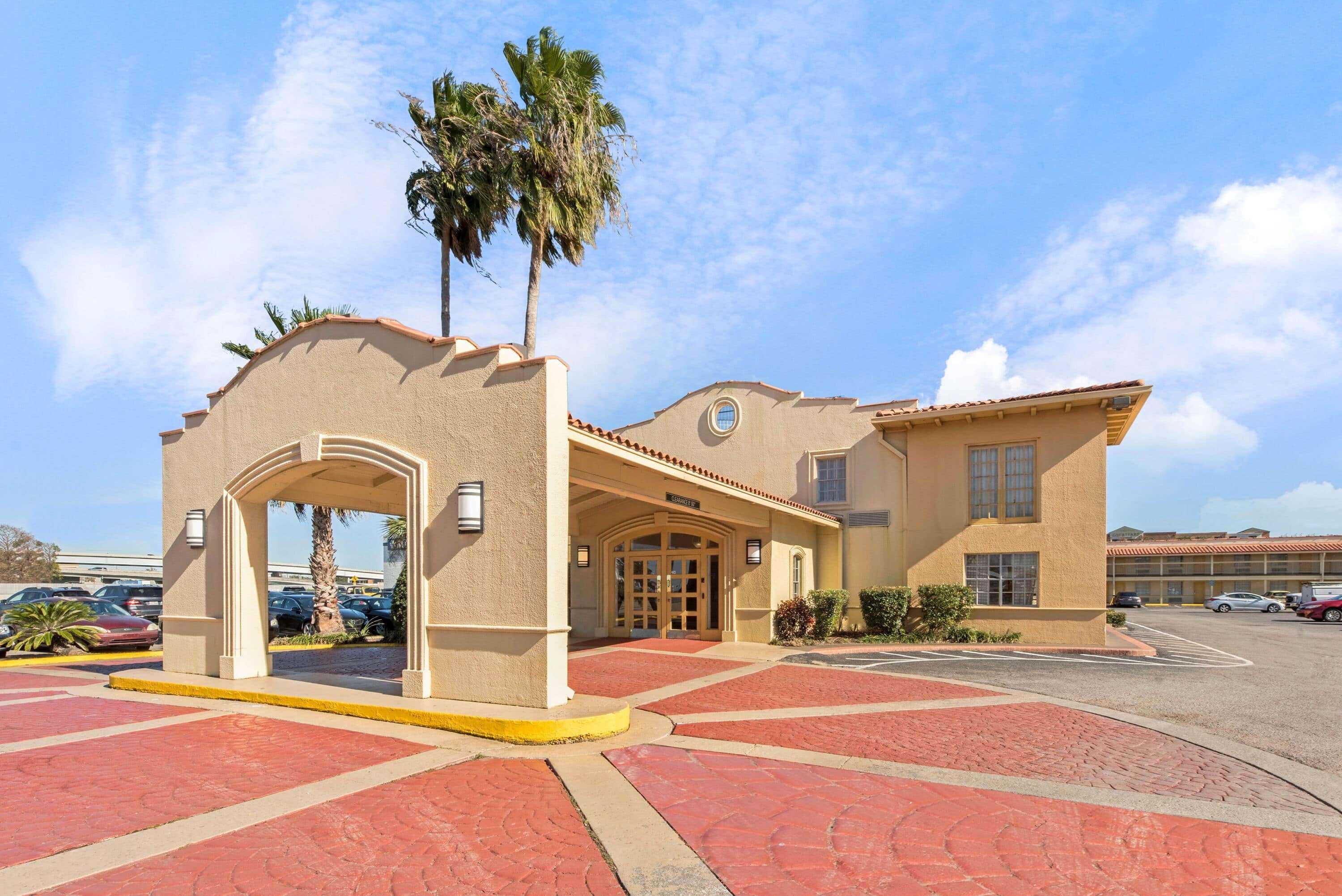 La Quinta Inn By Wyndham New Orleans Causeway Metairie Exterior photo