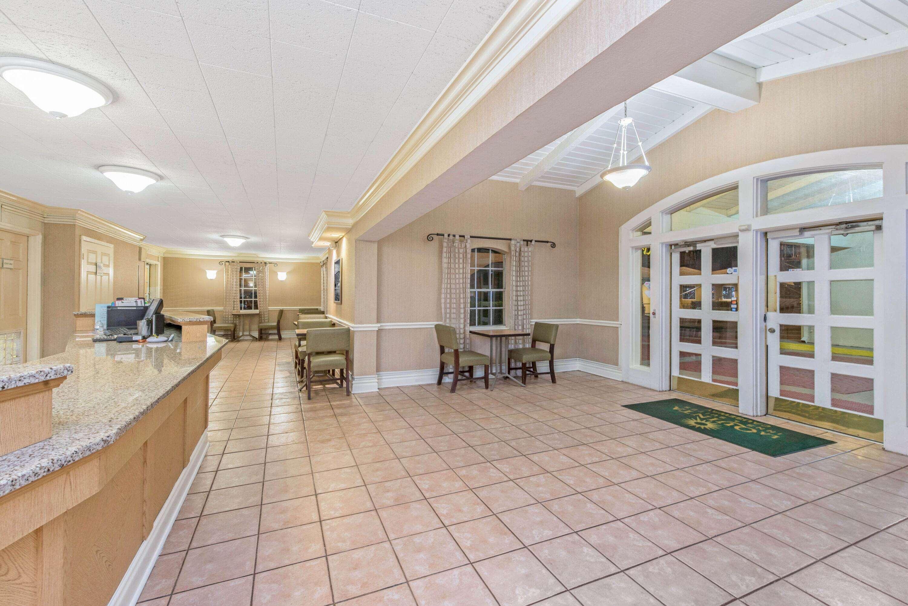 La Quinta Inn By Wyndham New Orleans Causeway Metairie Exterior photo