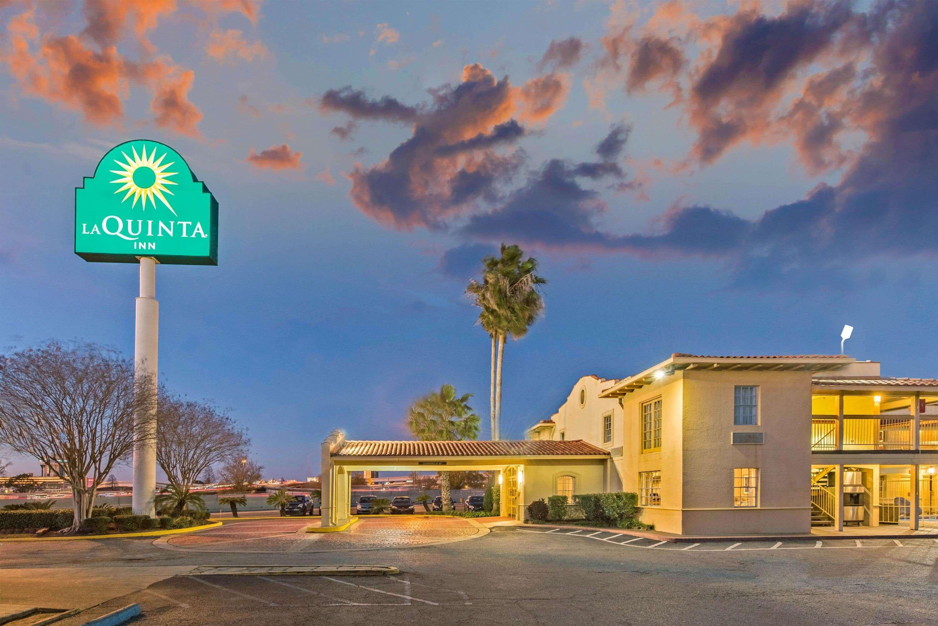 La Quinta Inn By Wyndham New Orleans Causeway Metairie Exterior photo