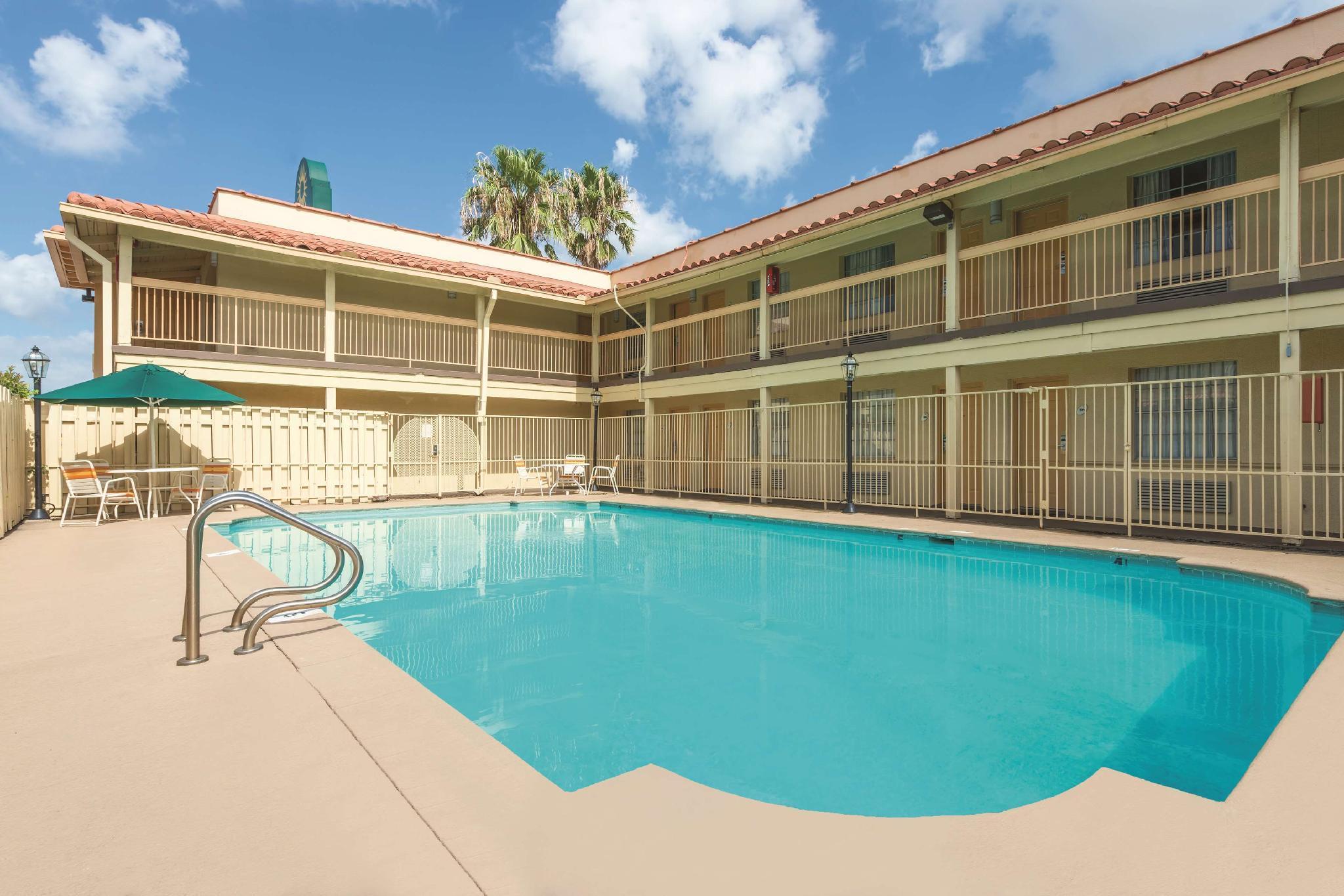 La Quinta Inn By Wyndham New Orleans Causeway Metairie Exterior photo