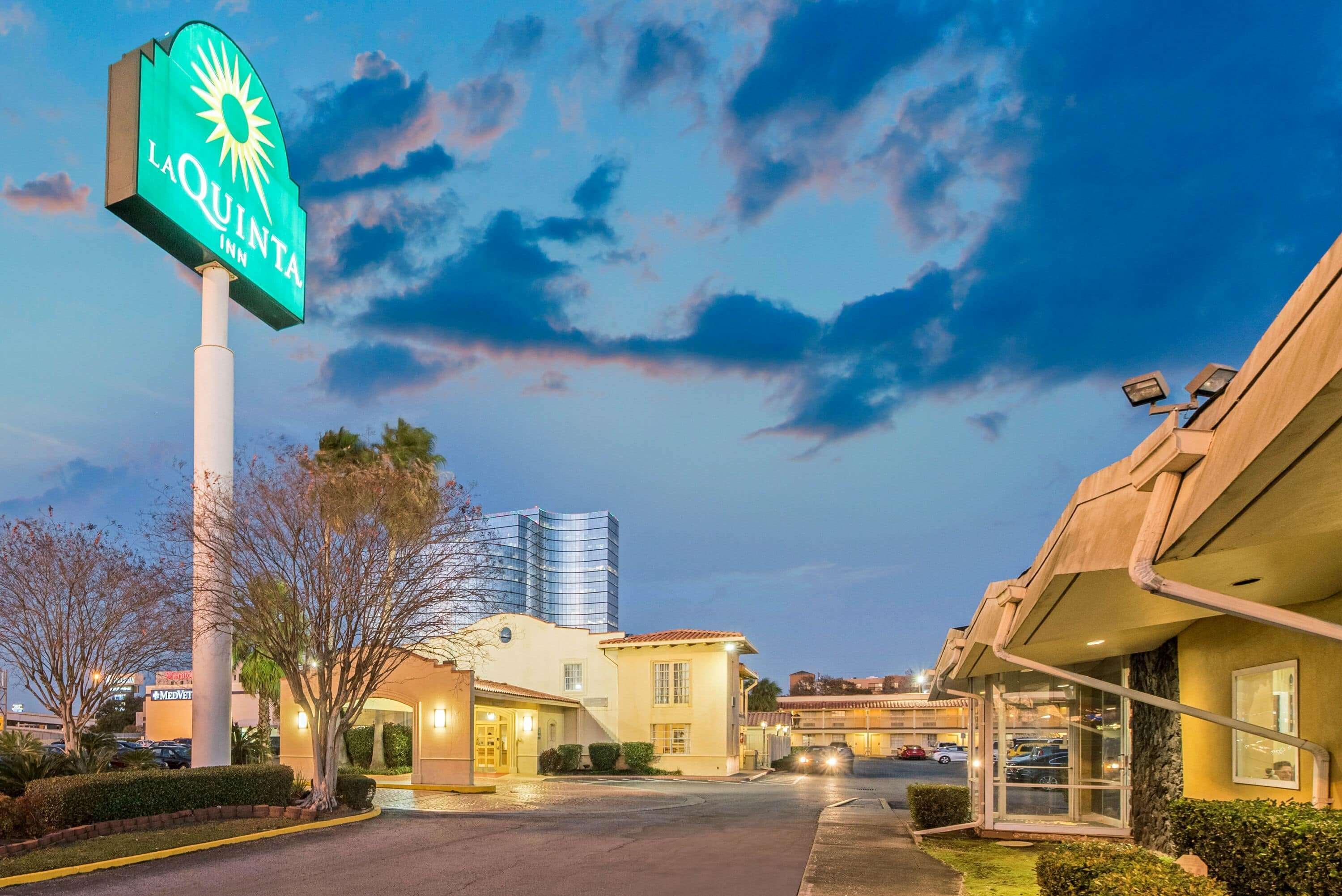 La Quinta Inn By Wyndham New Orleans Causeway Metairie Exterior photo
