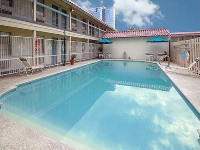 La Quinta Inn By Wyndham New Orleans Causeway Metairie Exterior photo