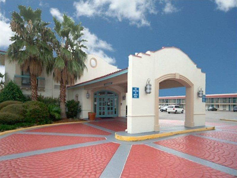 La Quinta Inn By Wyndham New Orleans Causeway Metairie Exterior photo