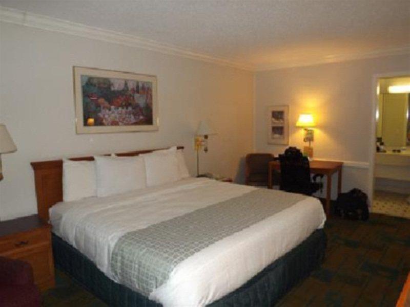 La Quinta Inn By Wyndham New Orleans Causeway Metairie Exterior photo